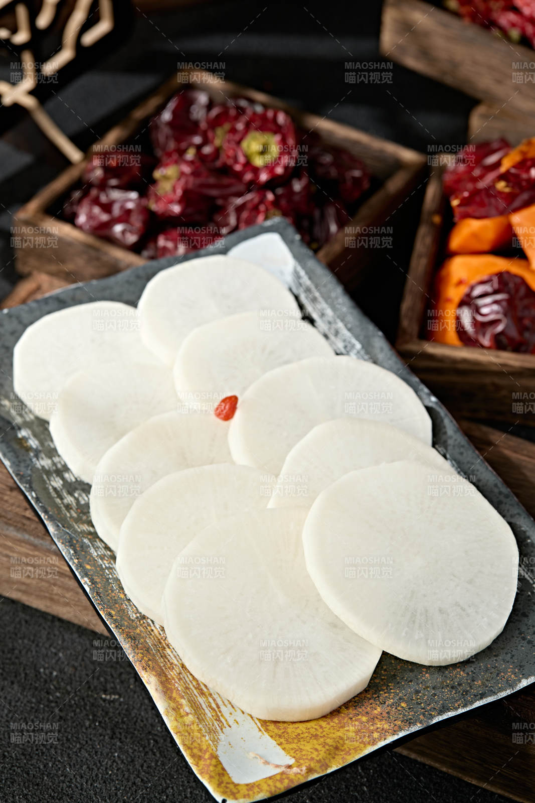 一盘新鲜白萝卜切片