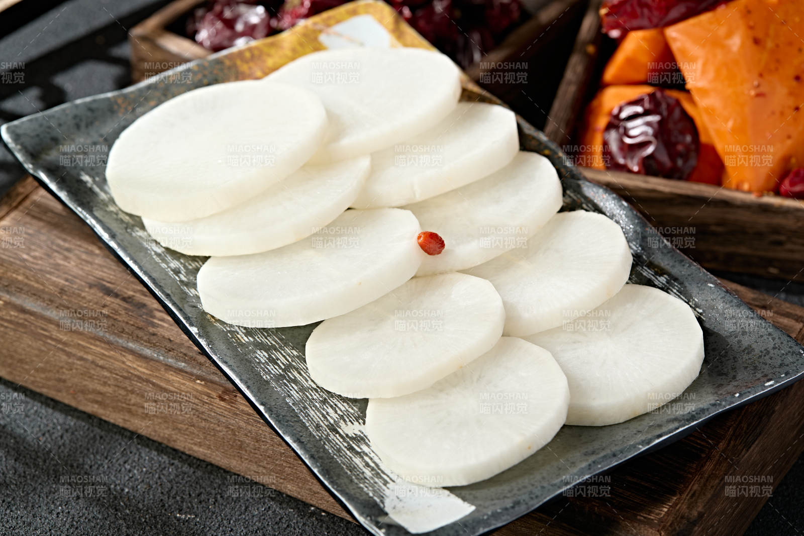 一盘新鲜白萝卜切片