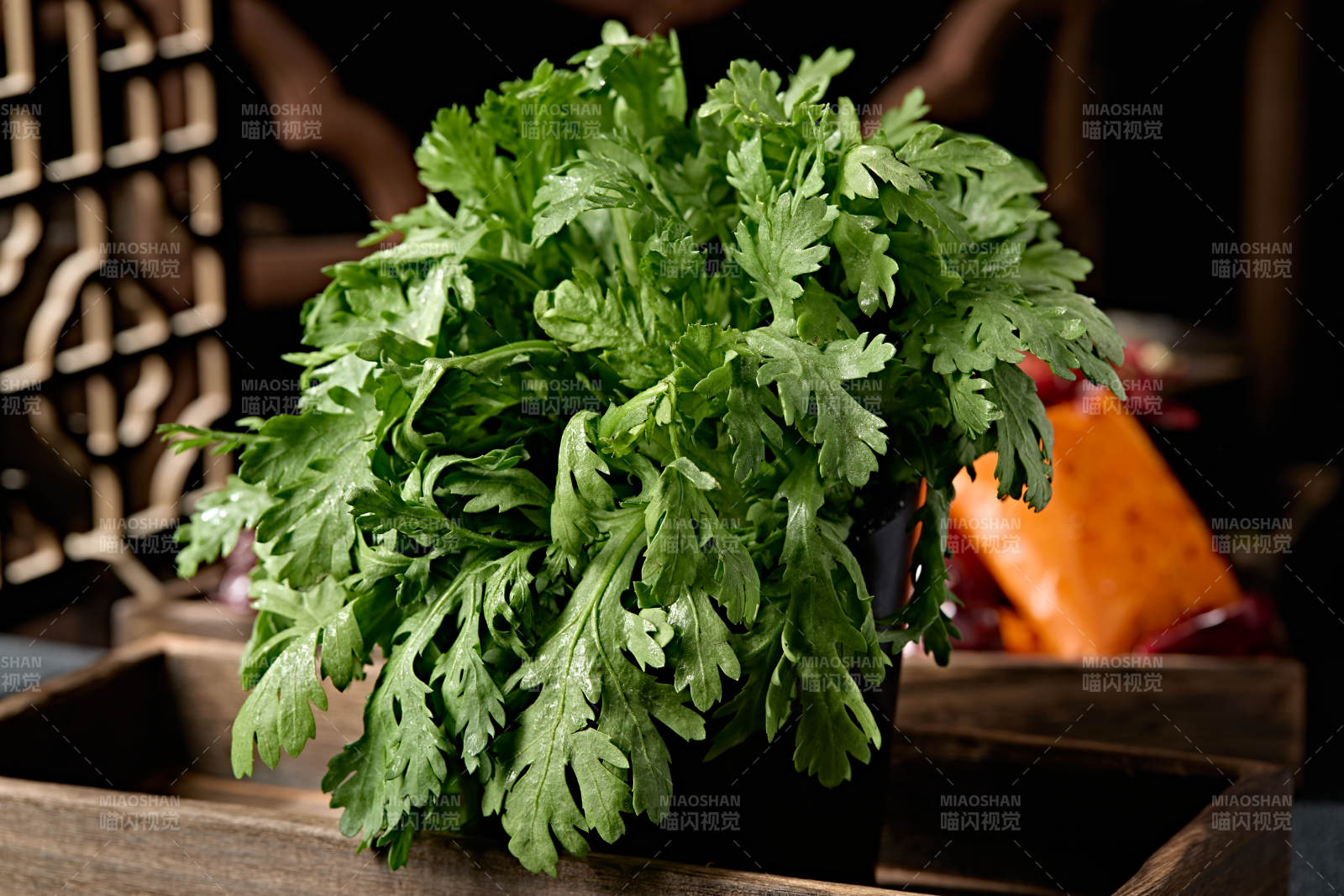 新鲜的火锅食材茼蒿蒿子秆