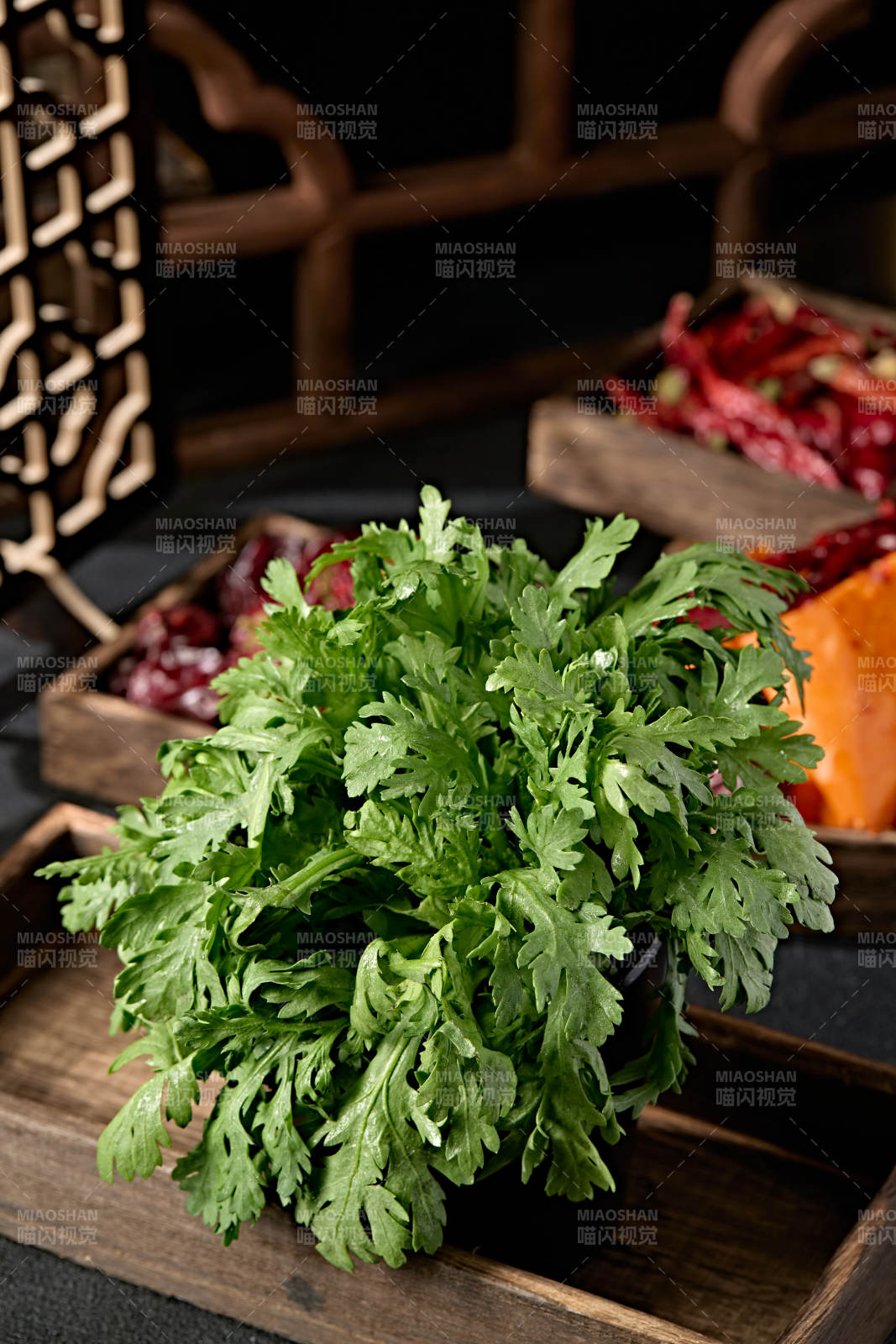 新鮮的火鍋食材茼蒿蒿子稈