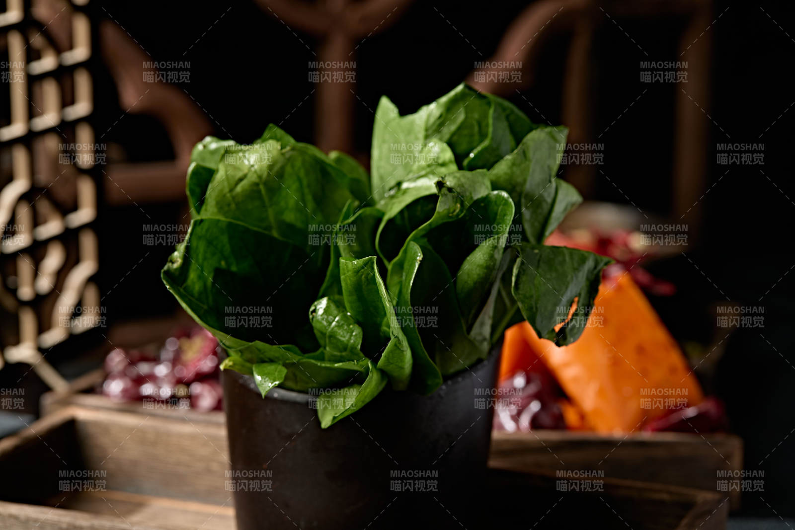 新鲜的火锅食材鲜嫩菠菜