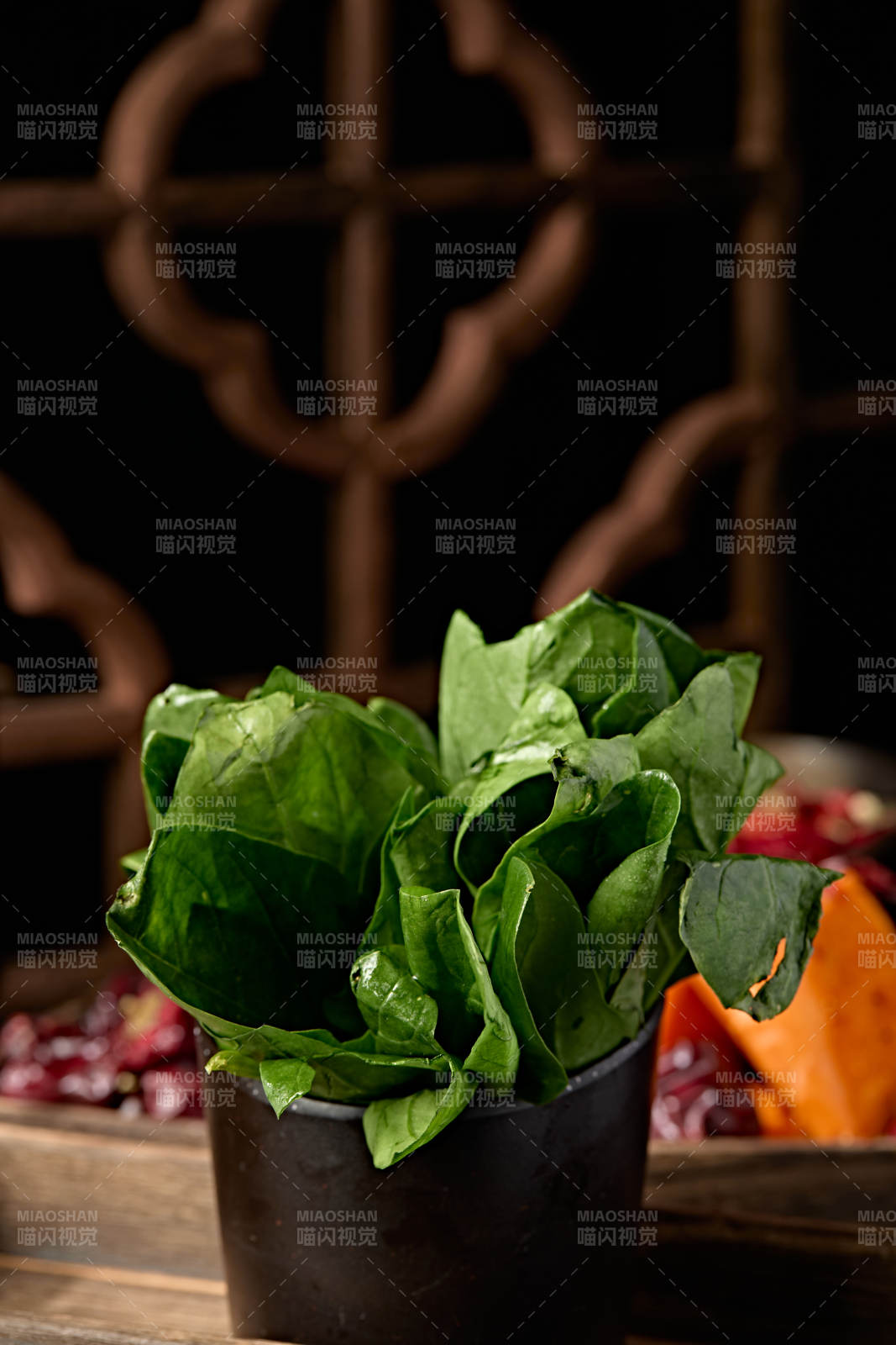 新鲜的火锅食材鲜嫩菠菜