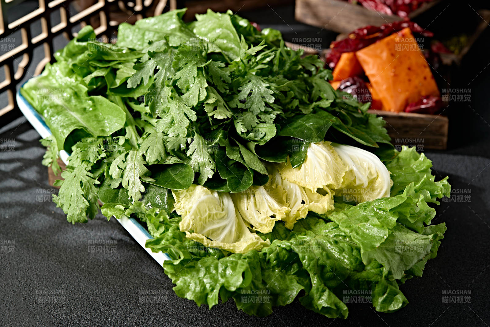 新鮮的火鍋食材蔬菜拼盤