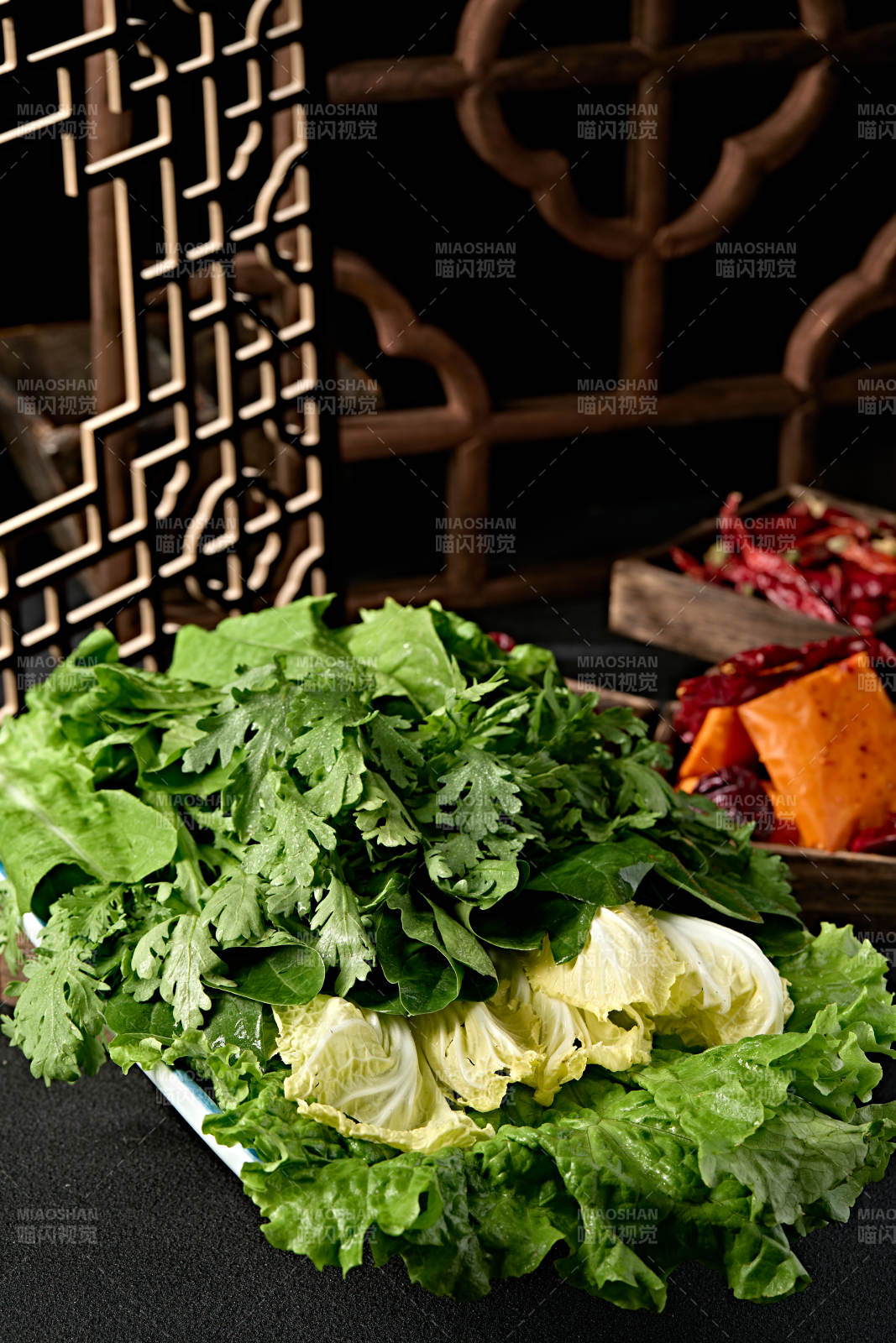 新鮮的火鍋食材蔬菜拼盤