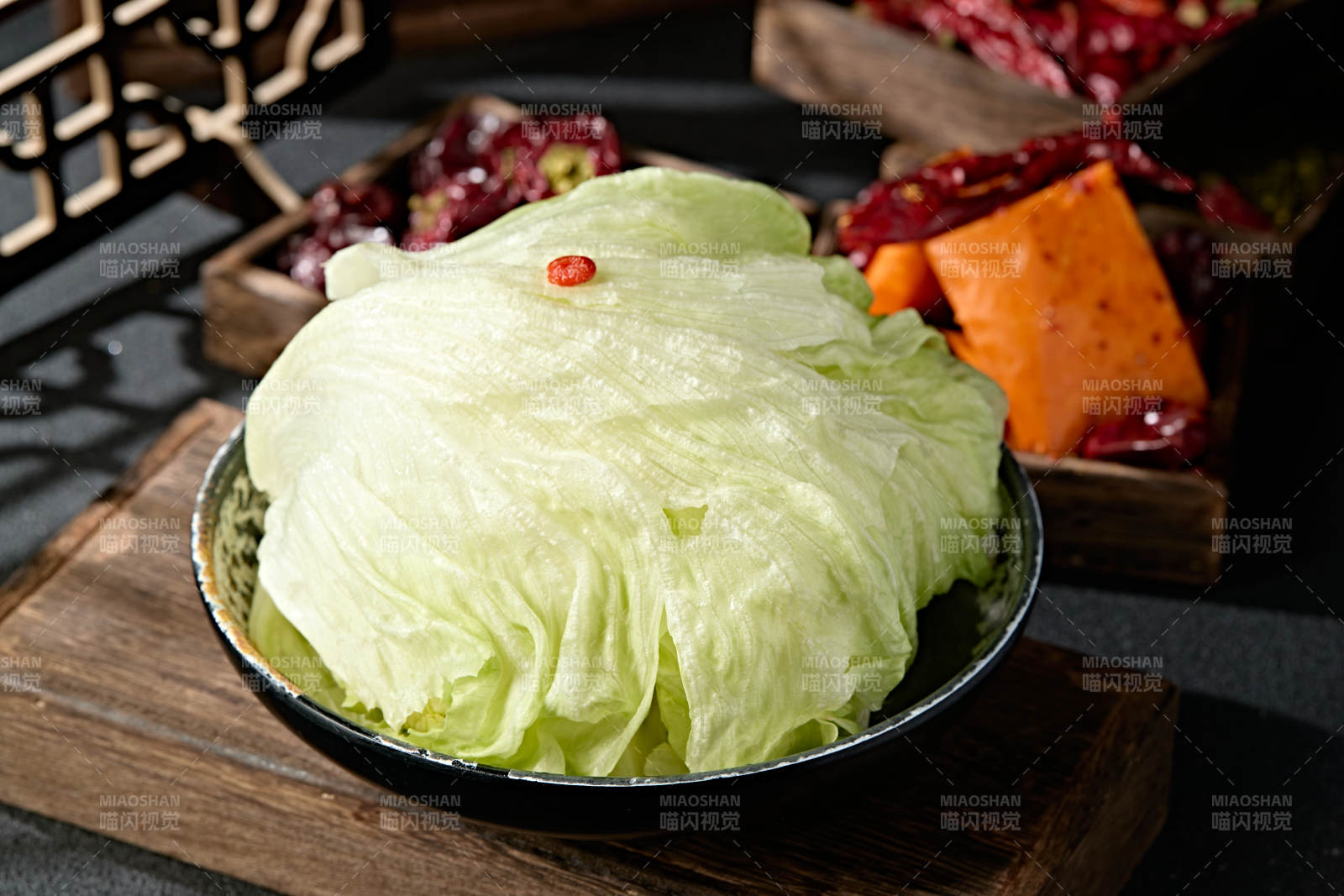 一盘新鲜的圆生菜