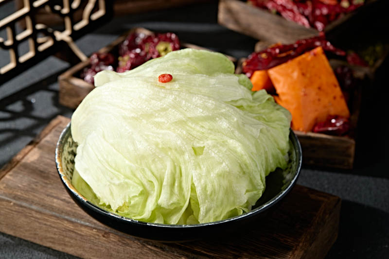 一盘新鲜的圆生菜