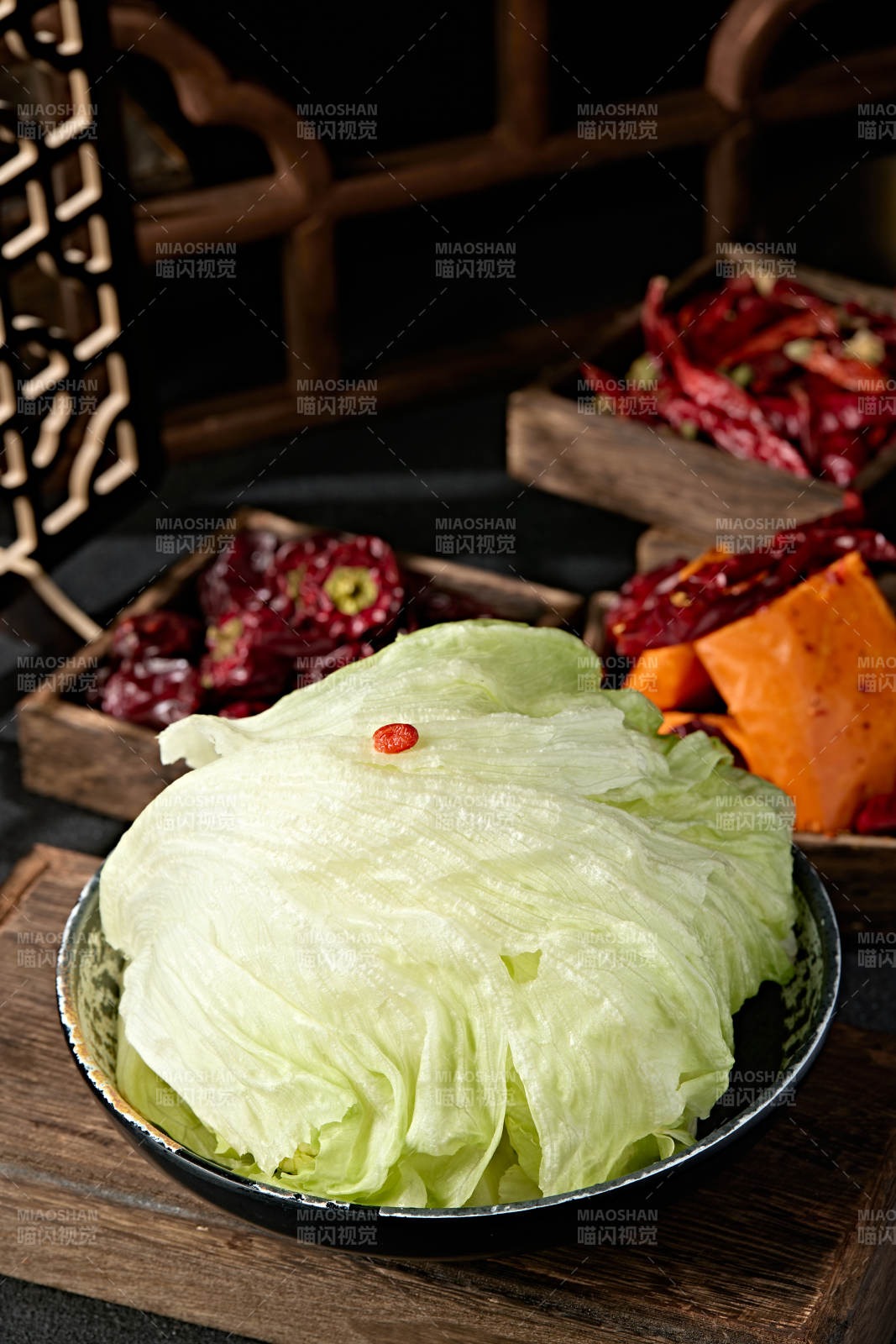 一盘新鲜的圆生菜