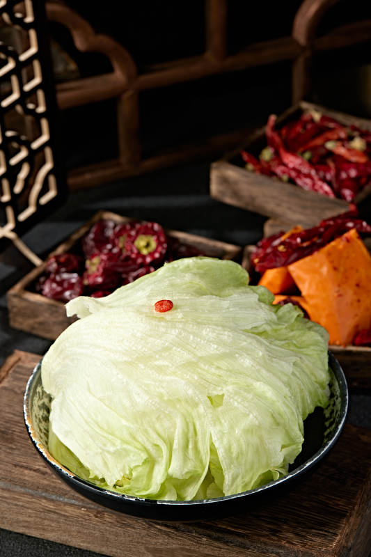 一盘新鲜的圆生菜