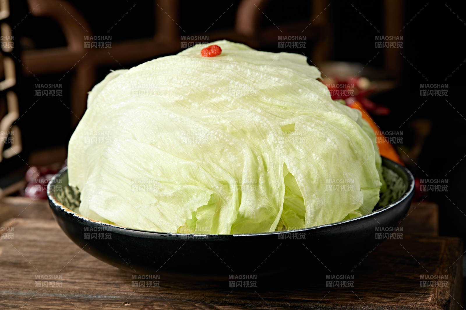 一盘新鲜的圆生菜