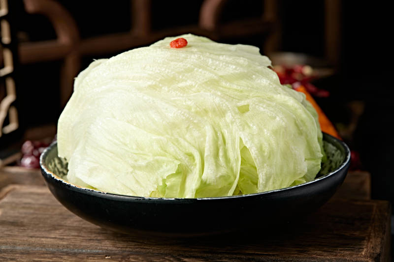 一盘新鲜的圆生菜