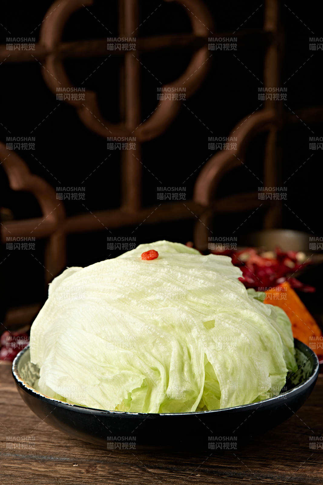 一盘新鲜的圆生菜