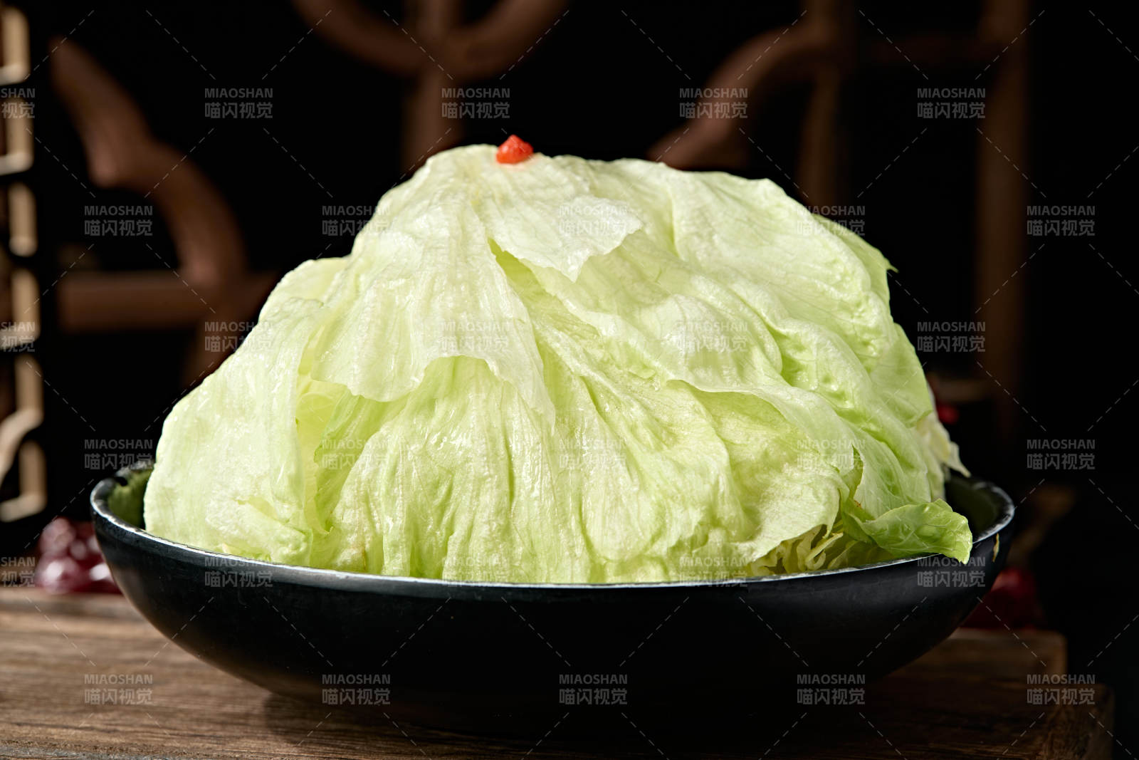 一盘新鲜的圆生菜