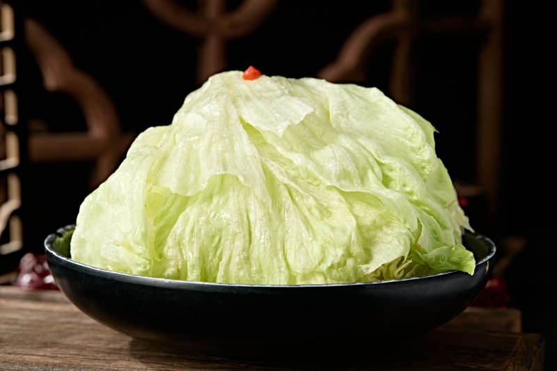 一盘新鲜的圆生菜