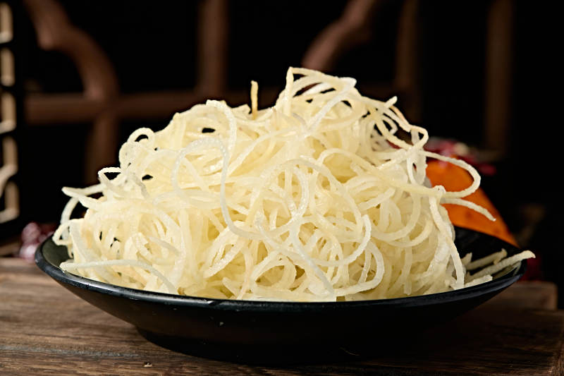 一盘新鲜生土豆丝