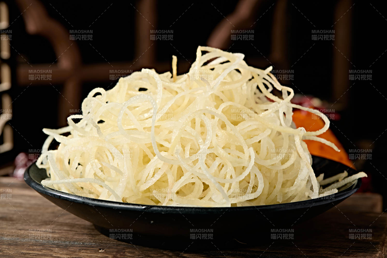 一盘新鲜生土豆丝