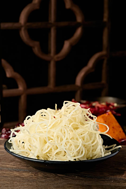 一盘新鲜生土豆丝