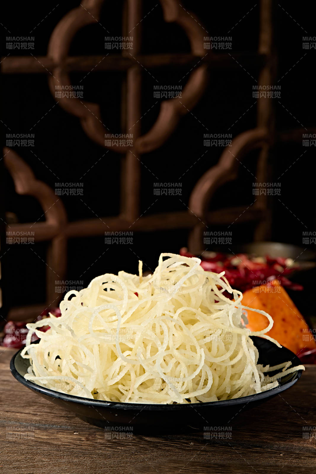 一盘新鲜生土豆丝