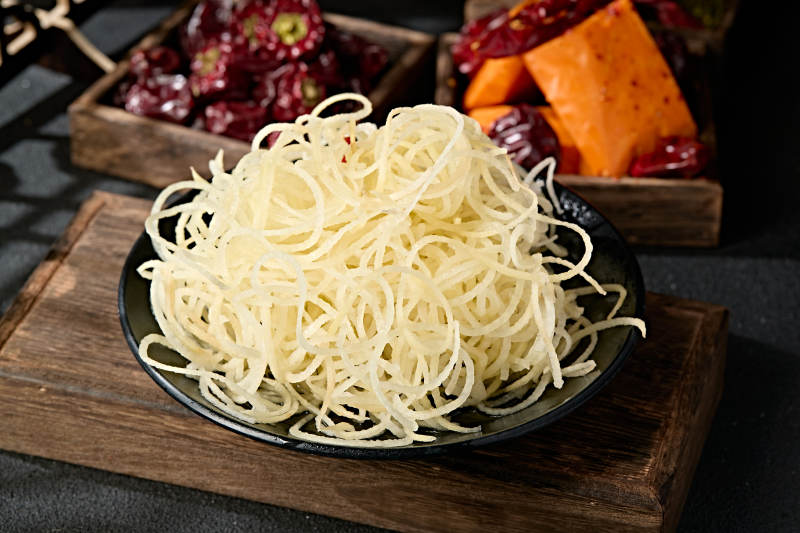 一盘新鲜生土豆丝