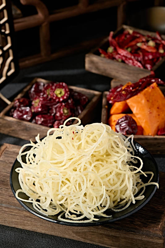 一盘新鲜生土豆丝