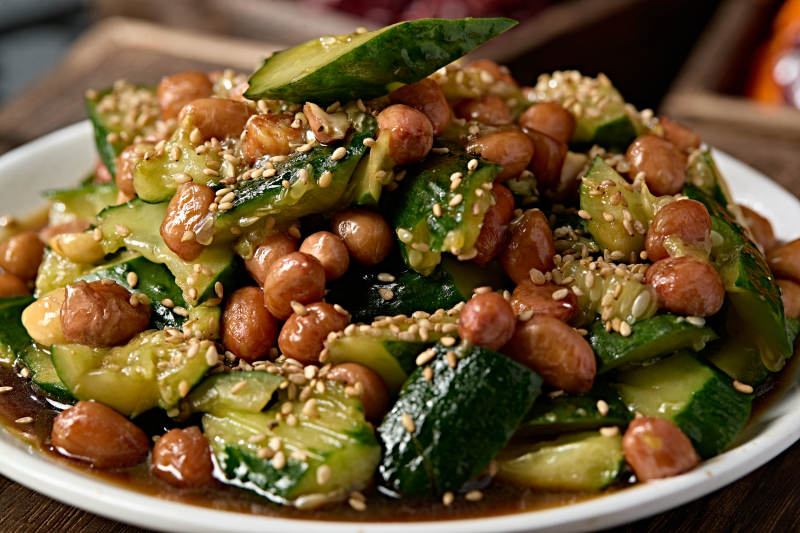 老醋花生拌拍黄瓜白芝麻