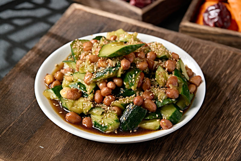 老醋花生拌拍黄瓜白芝麻