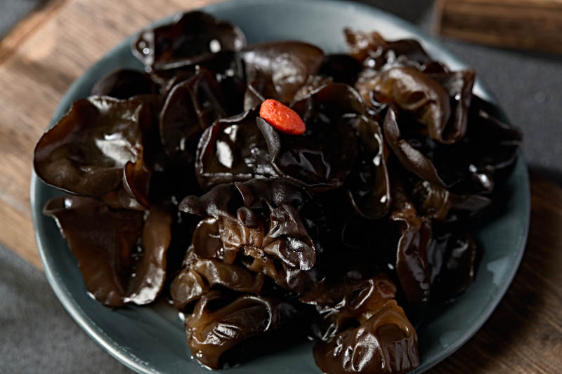 一盘新鲜黑木耳