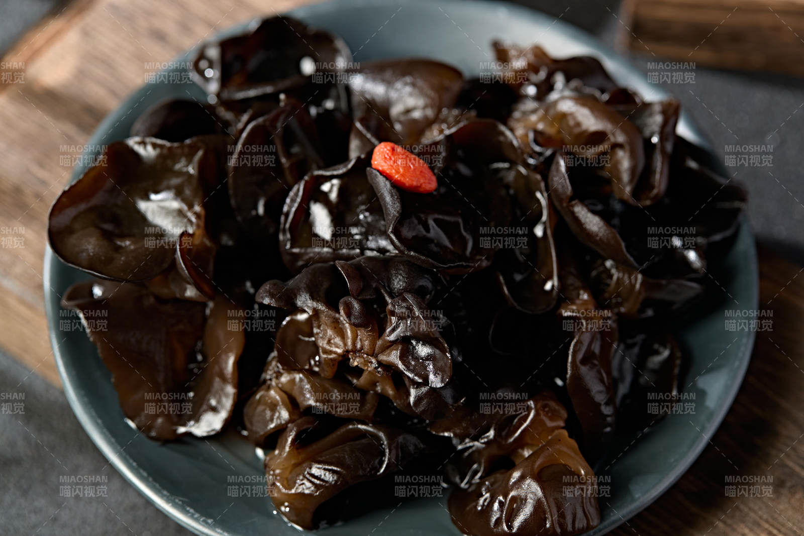 一盘新鲜黑木耳