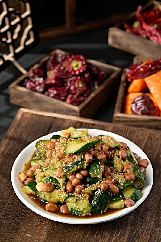 老醋花生拌拍黄瓜白芝麻