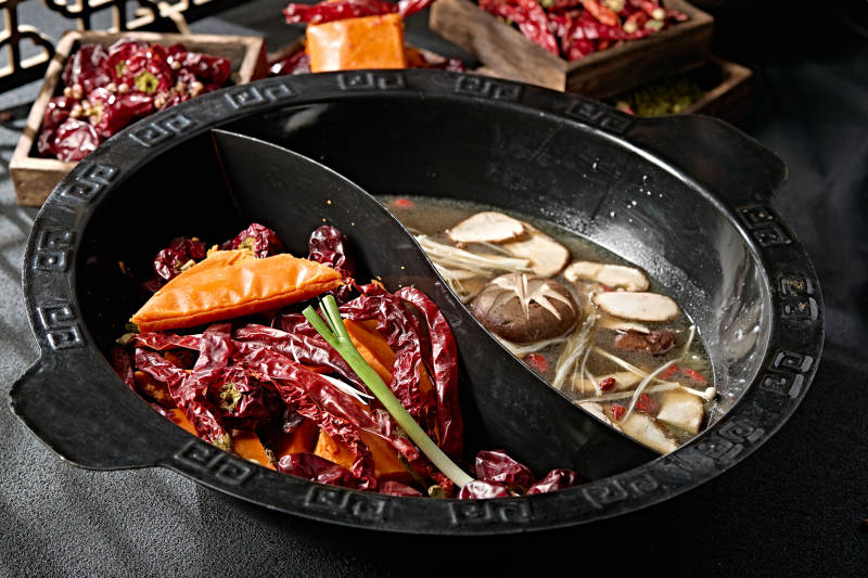 重庆火锅鸳鸯锅麻辣锅底山珍菌汤锅底