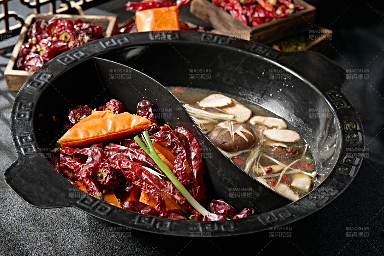 重庆火锅鸳鸯锅麻辣锅底山珍菌汤锅底