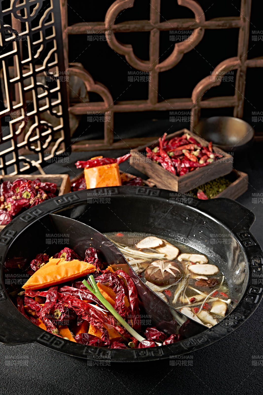 重庆火锅鸳鸯锅麻辣锅底山珍菌汤锅底