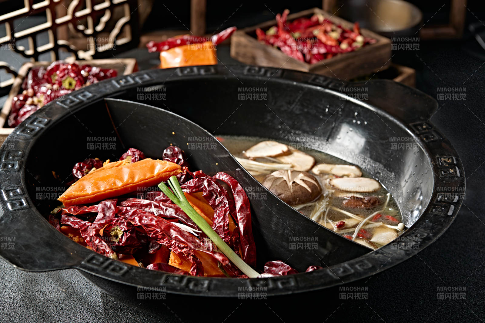 重庆火锅鸳鸯锅麻辣锅底山珍菌汤锅底