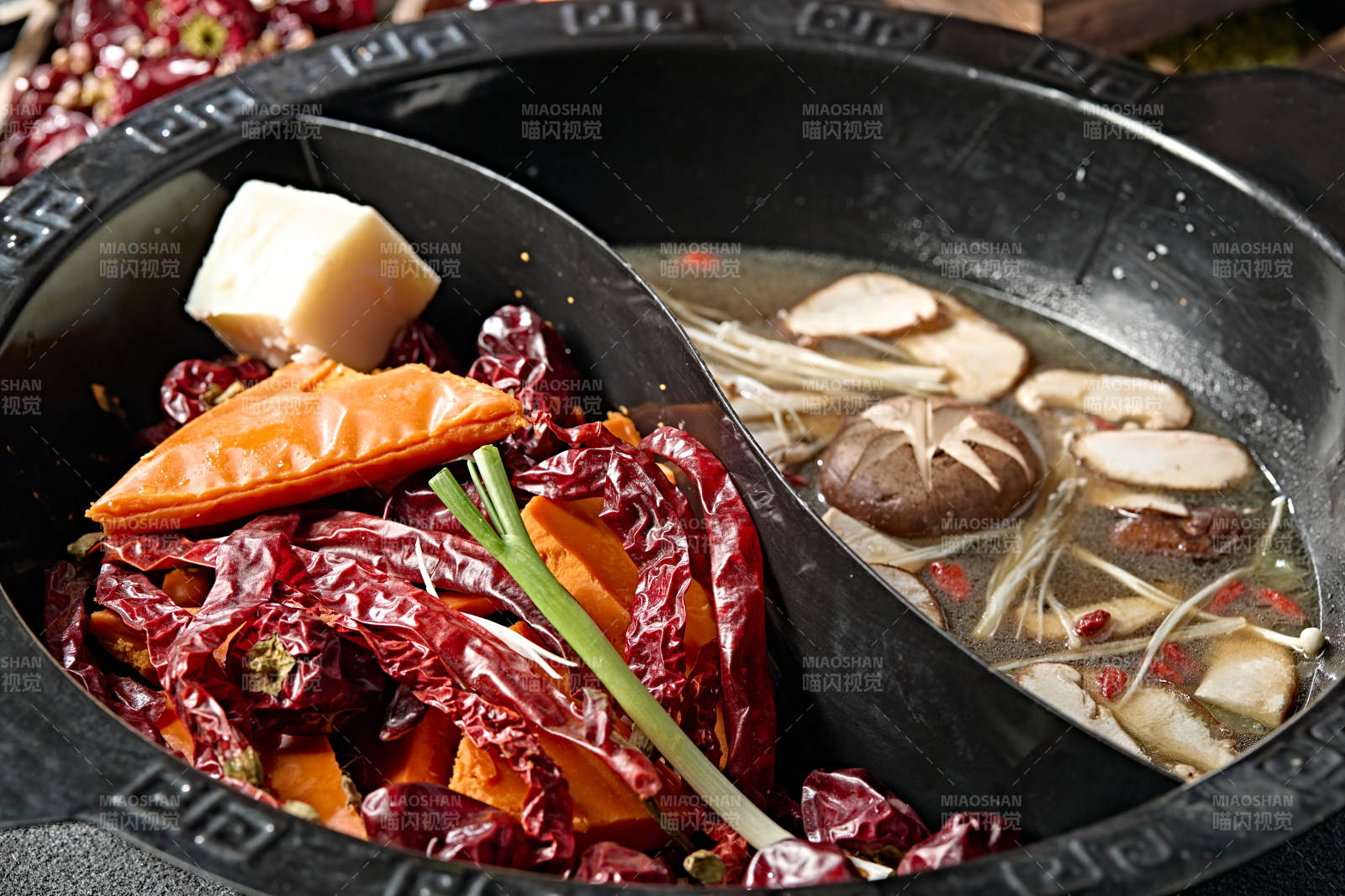 重庆火锅鸳鸯锅麻辣锅底山珍菌汤锅底