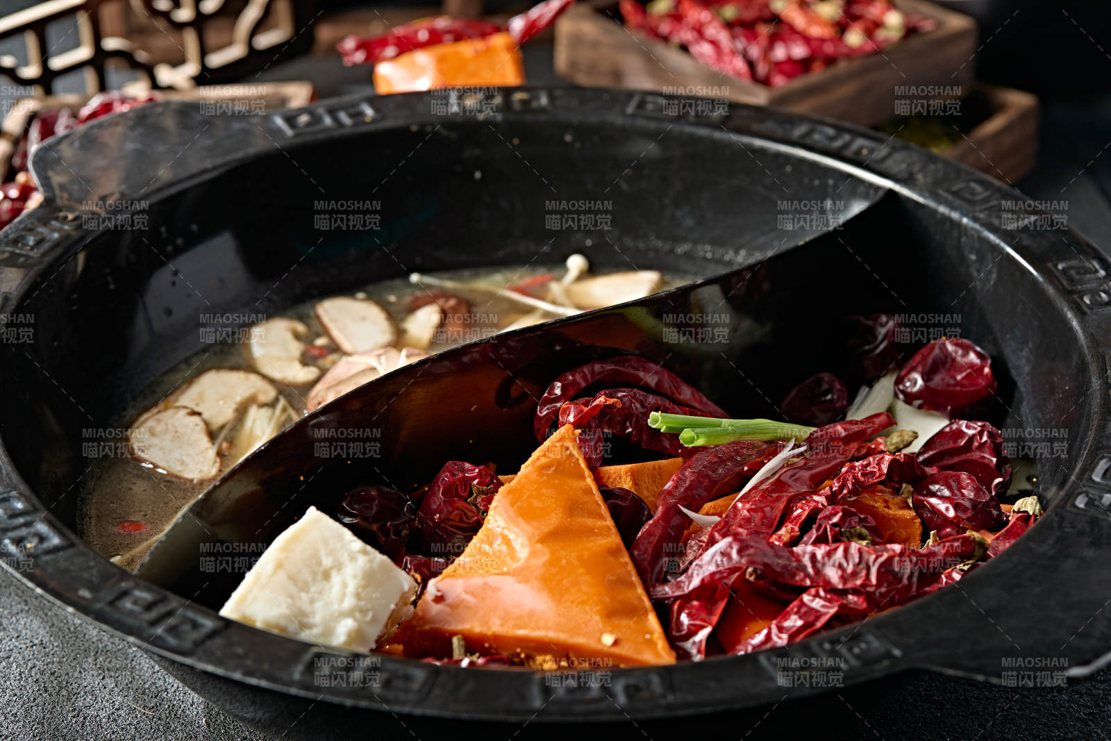 重庆火锅鸳鸯锅麻辣锅底山珍菌汤锅底