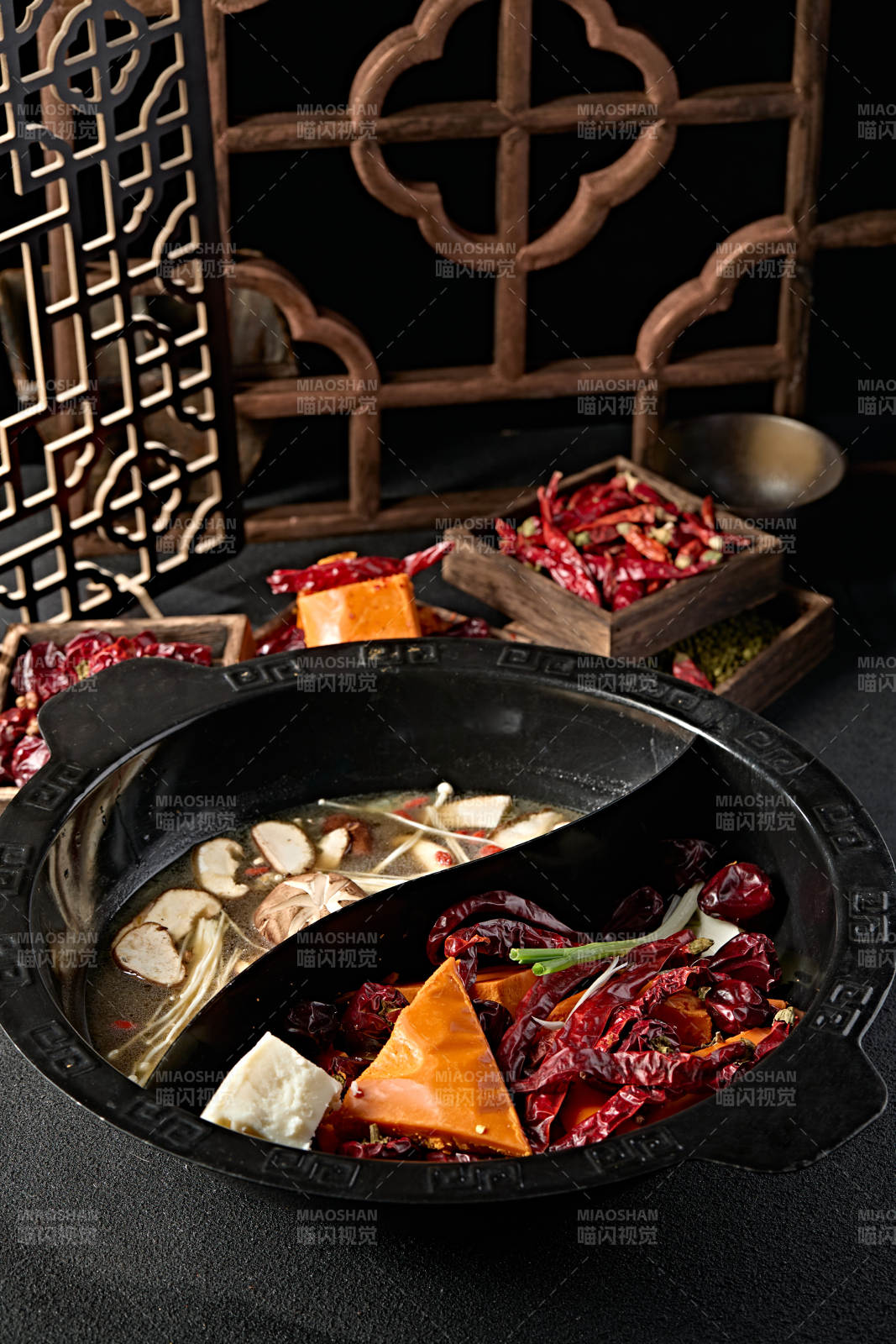 重庆火锅鸳鸯锅麻辣锅底山珍菌汤锅底