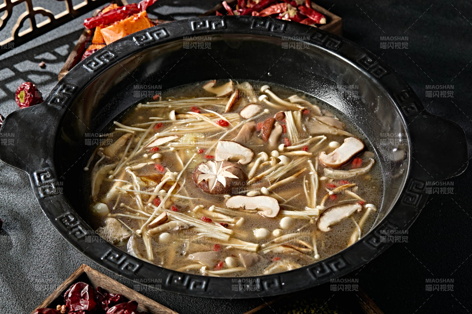 美味火锅锅底山珍菌汤