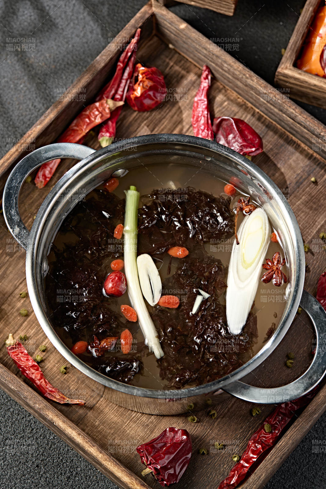 迷你小火锅清汤高汤锅底图片