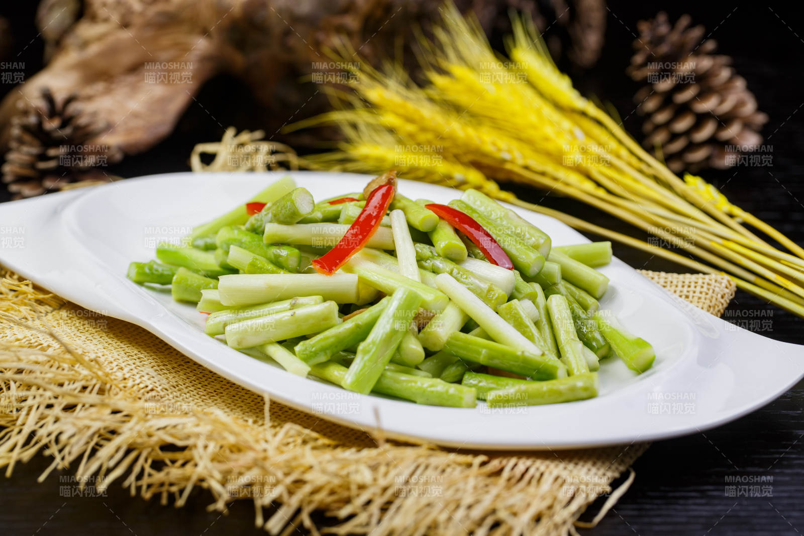 彩椒炝炒鲜芦笋图片