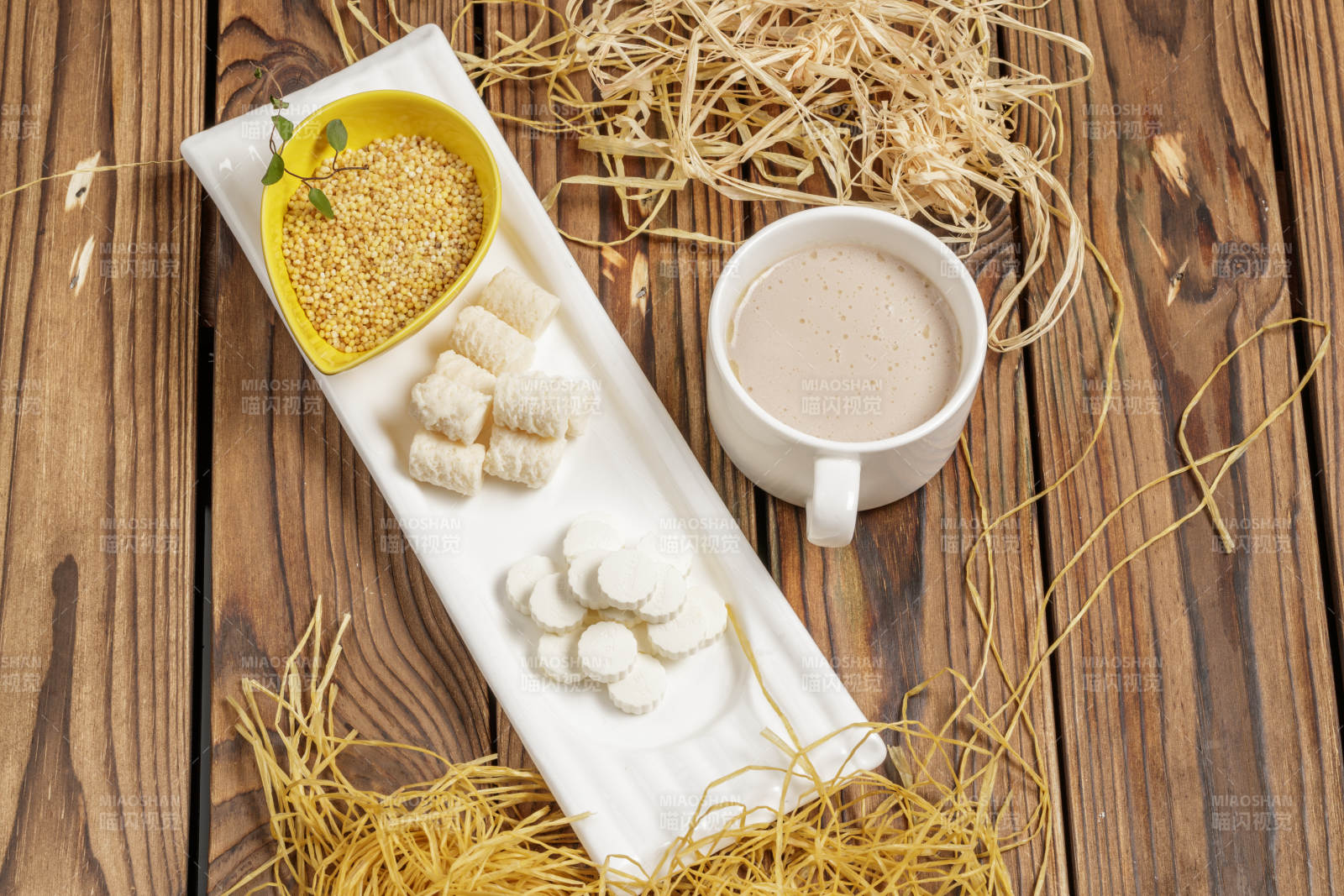 擺盤豐盛的蒙古奶茶