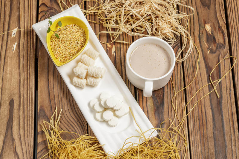 摆盘丰盛的蒙古奶茶