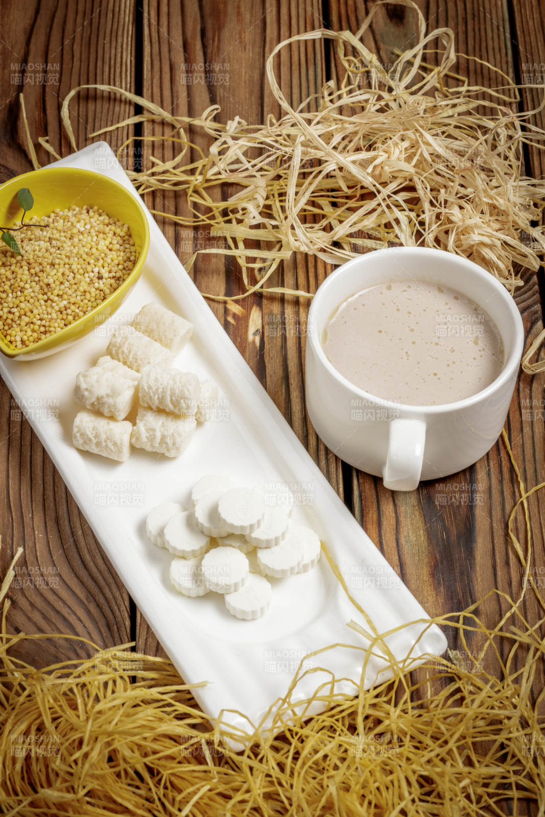 摆盘丰盛的蒙古奶茶