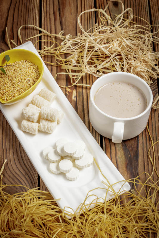 摆盘丰盛的蒙古奶茶