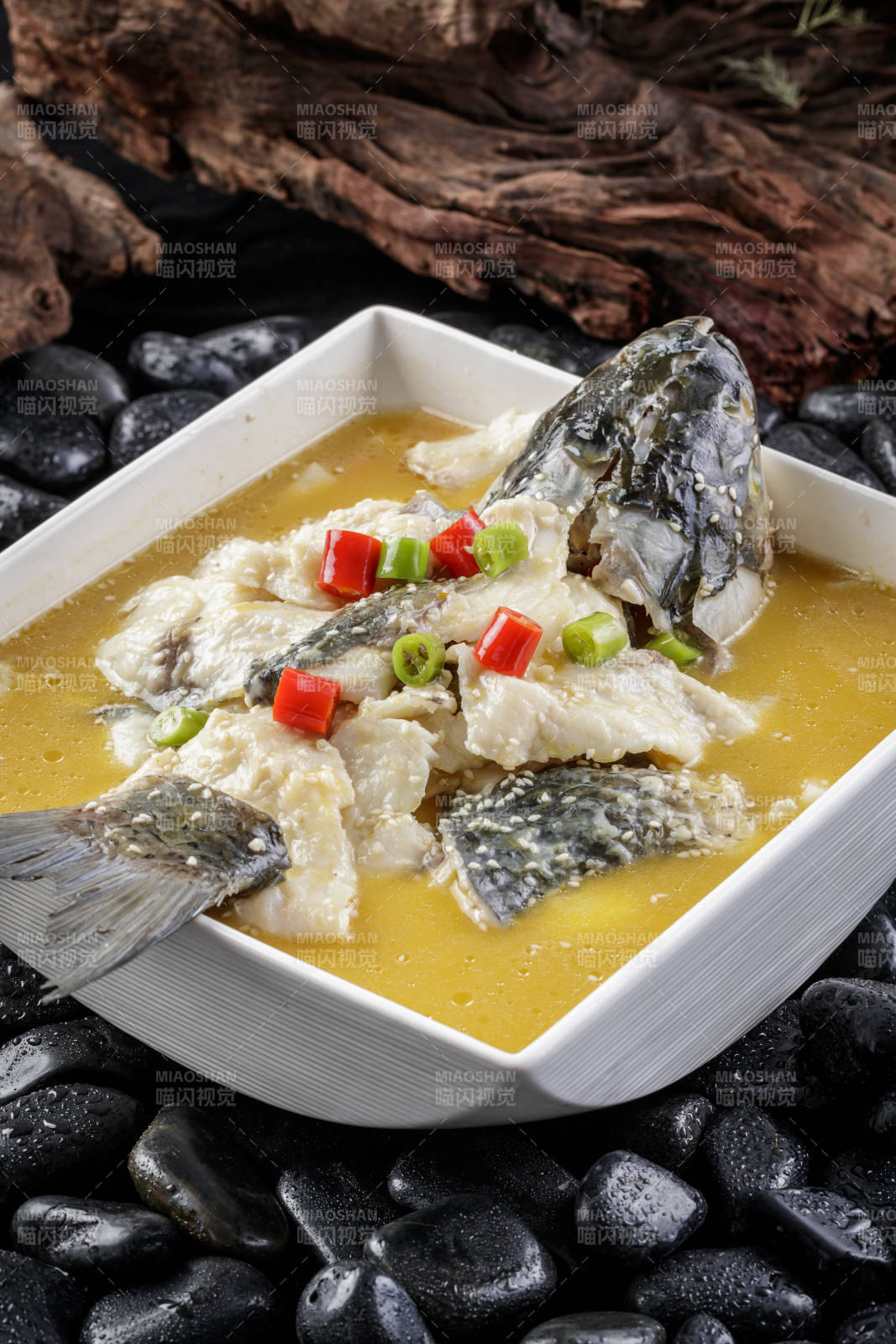 方形汤盆装的酸汤湖鱼