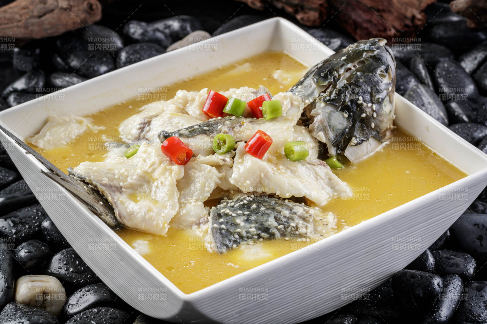 方形汤盆装的酸汤湖鱼