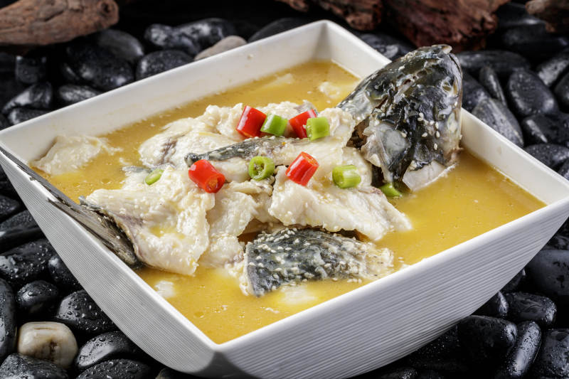 方形汤盆装的酸汤湖鱼