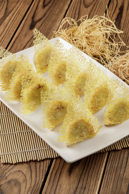 方形白色瓷盘装的渔网煎饺