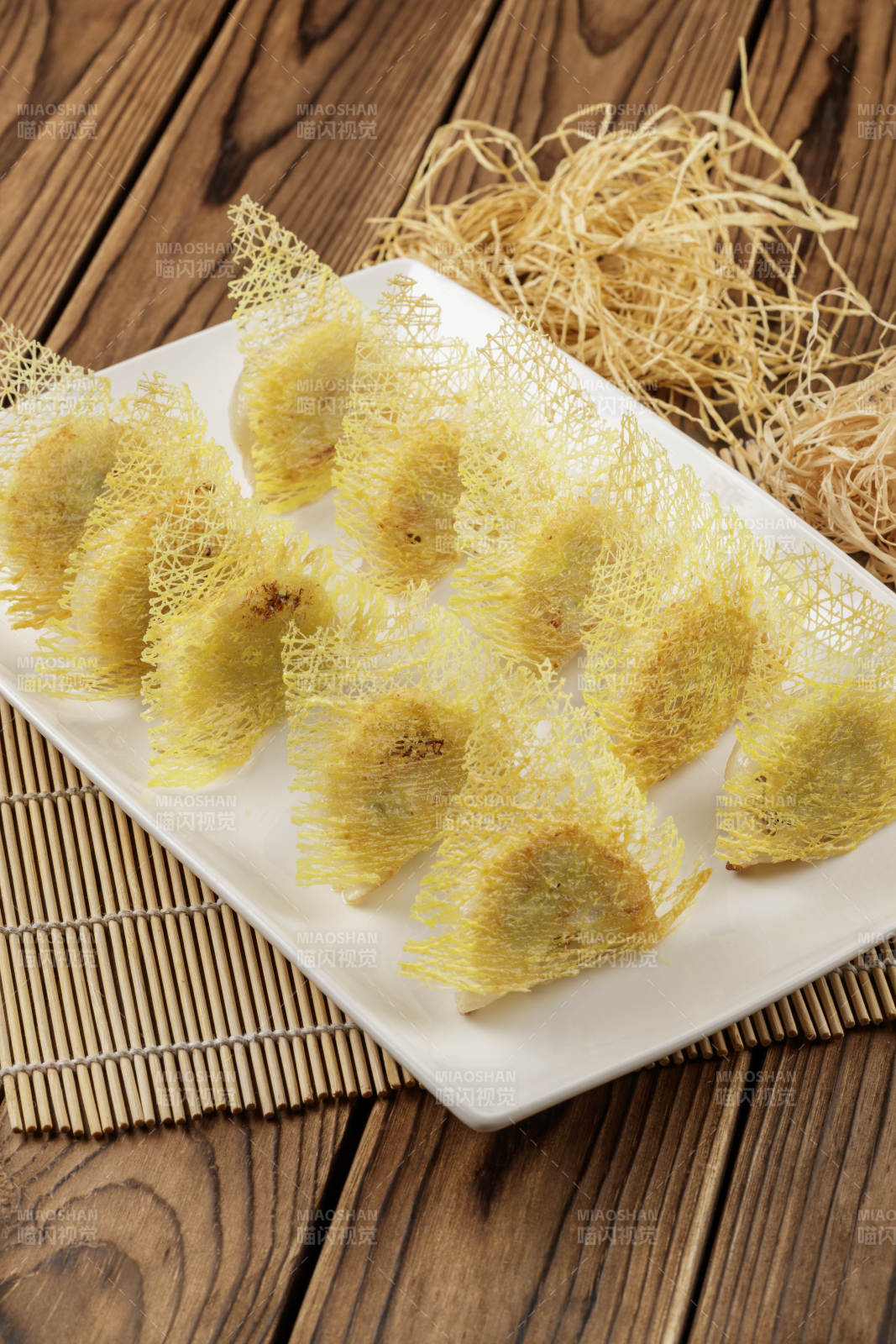 方形白色瓷盘装的渔网煎饺