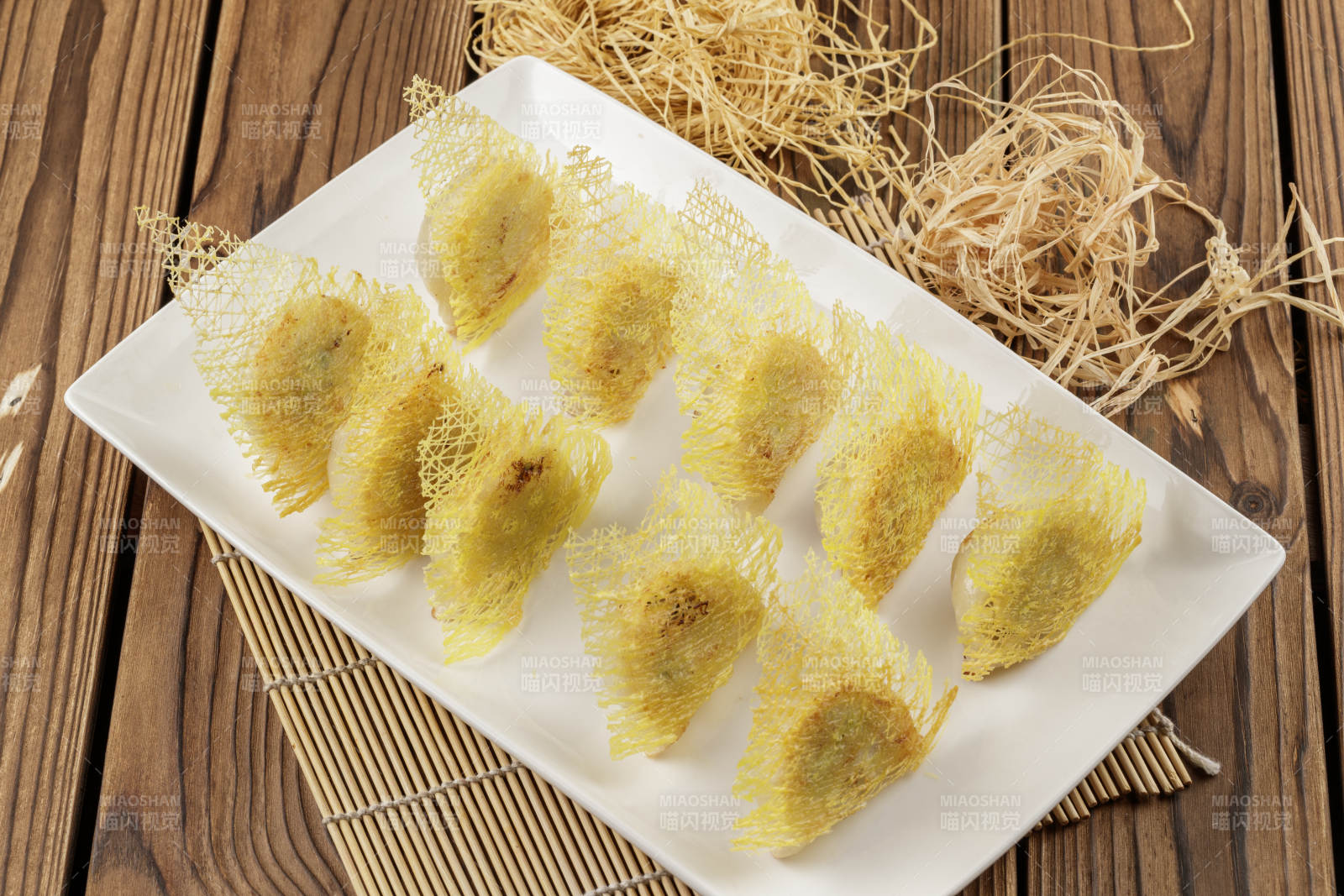 方形白色瓷盘装的渔网煎饺