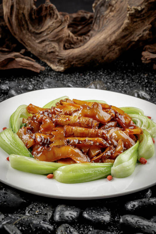 法式鹅肝蒸水蛋摆放在黑色鹅卵石上