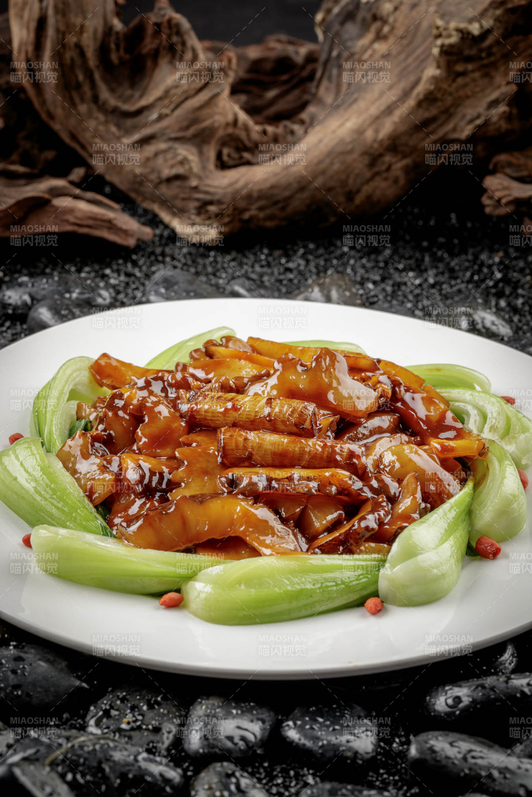 法式鵝肝蒸水蛋擺放在黑色鵝卵石上